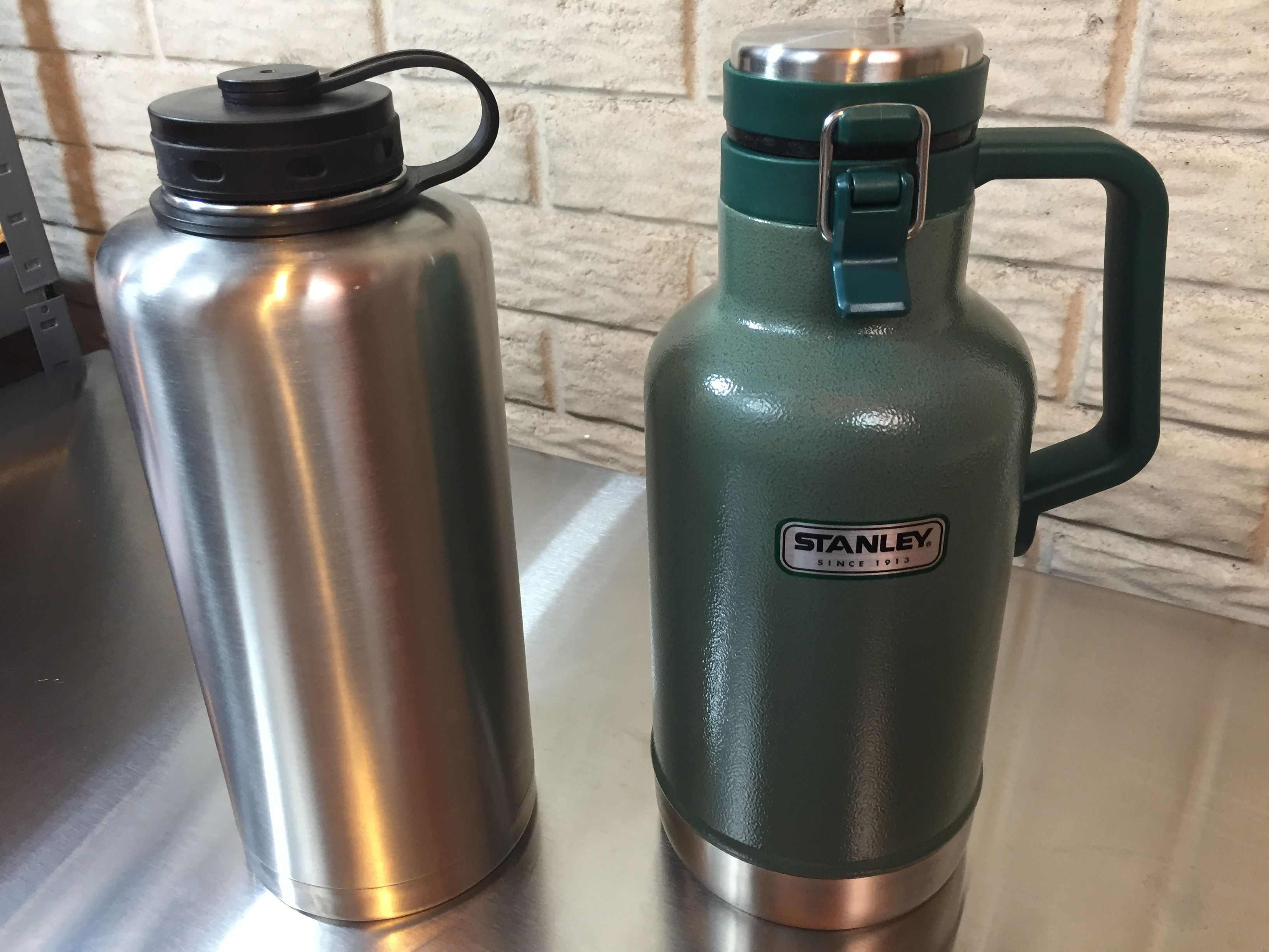 Stanley Classic Vacuum Insulated Growler 64 oz Stainless Steel Hammertone  Navy
